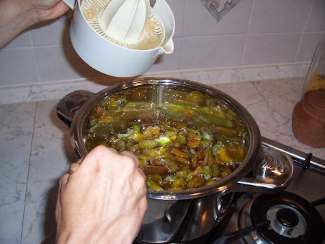 Dopo aver messo le prugne con lo zucchero nella pentola, ecco il momento dell'aggiunta del limone.