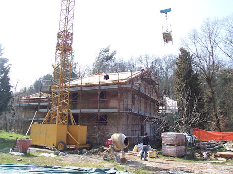Una volta diventata nostra, siamo passati alla seconda fase: renderla abitabile. In questa foto il rifacimento del tetto e la ristrutturazione delle mura.