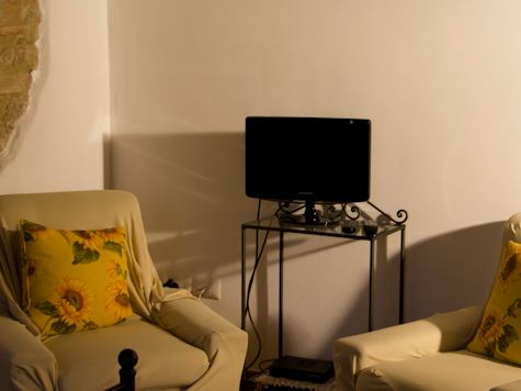 Slaapkamer met TV en fauteuils