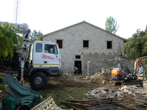 The facade with the stones, as used in the Umbria's countryside.