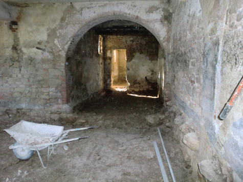 L'arco di uno dei passaggi interni della casa: abbiamo voluto mantenere lo stile delle classiche cascine umbre.
